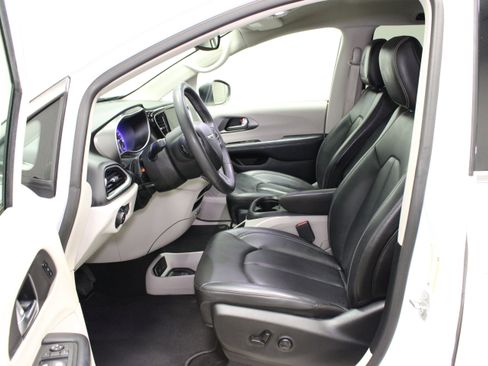Used 2023 Chrysler Pacifica Touring-L FWD image 18