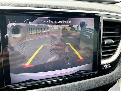 Used 2024 Chrysler Pacifica Touring-L FWD image 14