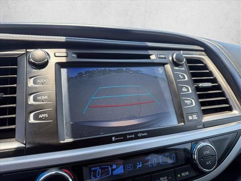 Used 2019 Toyota Highlander XLE FWD image 18