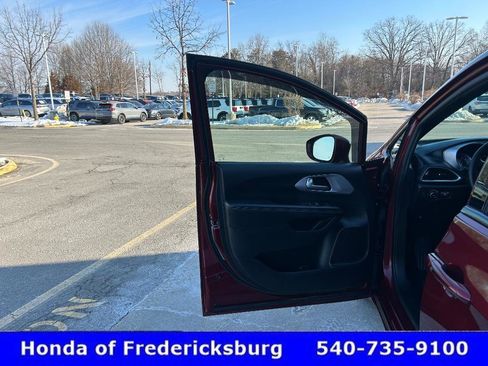 Used 2018 Chrysler Pacifica Touring Plus w/ S Appearance Package image 15