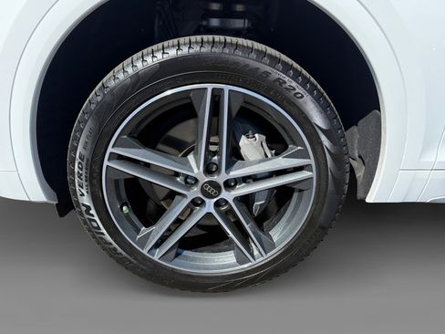 Used 2024 Audi Q5 e Premium w/ Convenience Package image 9