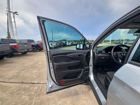 Used 2025 Honda Ridgeline Sport image 14