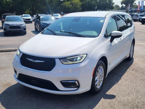 Used 2023 Chrysler Pacifica Touring-L FWD image 7
