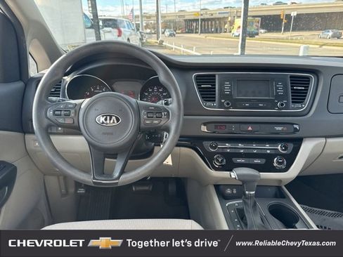 Used 2018 Kia Sedona L image 17