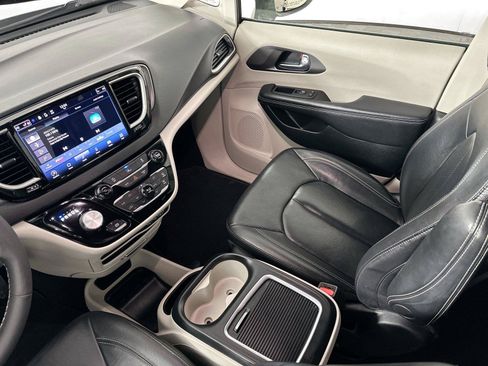 Used 2022 Chrysler Pacifica Touring-L FWD image 23