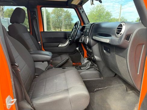 Used 2012 Jeep Wrangler Unlimited Sahara w/ Connectivity Group AWD/4WD image 9