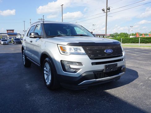 Used 2017 Ford Explorer XLT w/ Equipment Group 202A FWD image 3