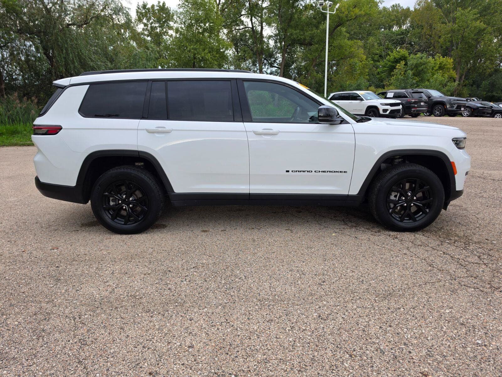 Used 2025 Jeep Grand Cherokee L Altitude AWD/4WD image 5