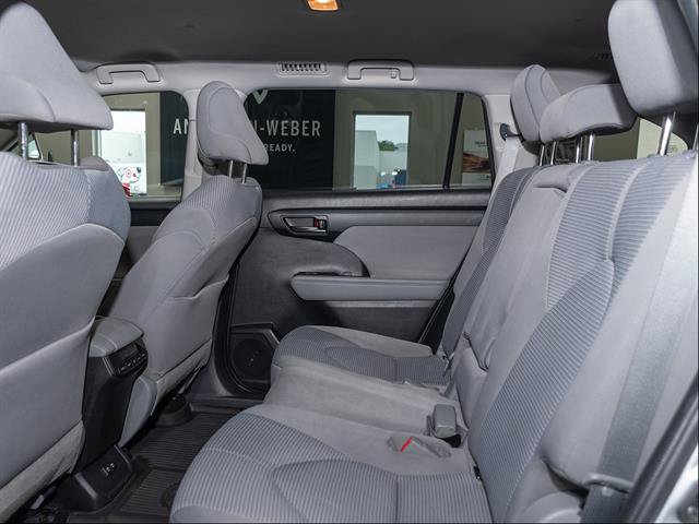 Used 2021 Toyota Highlander LE AWD/4WD image 18