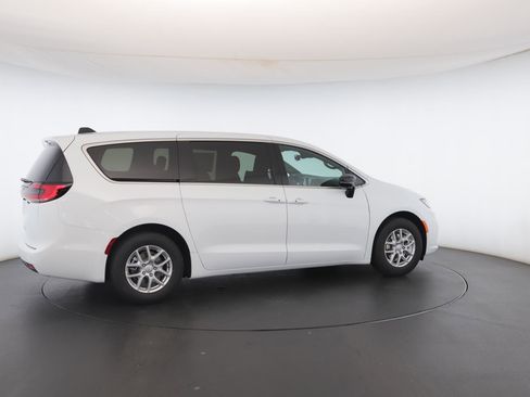 New 2026 Chrysler Pacifica Select image 26