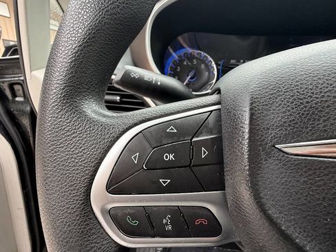 Used 2017 Chrysler Pacifica Touring FWD image 82
