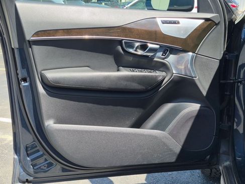 Used 2018 Volvo XC90 T6 Momentum w/ Convenience Package AWD/4WD image 11