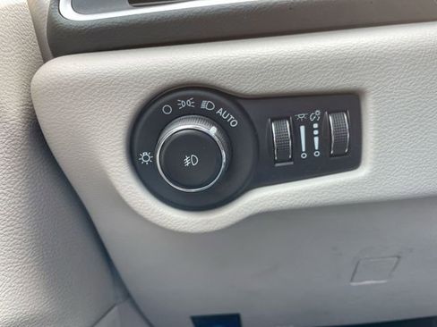 Used 2023 Chrysler Pacifica Touring-L image 25