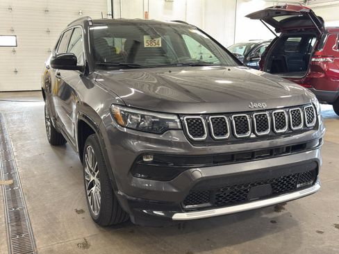 Used 2023 Jeep Compass Limited w/ Elite Group AWD/4WD image 3