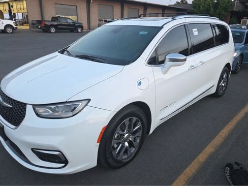Used 2022 Chrysler Pacifica Pinnacle FWD image 1