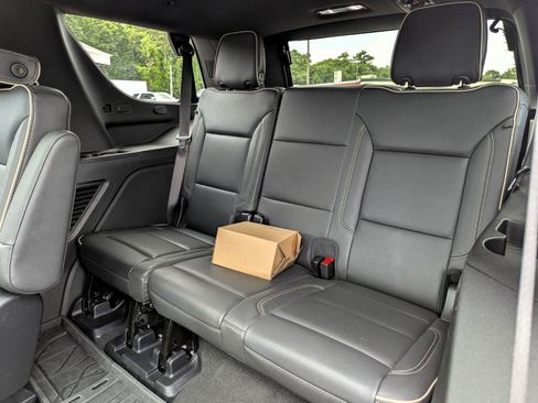 Used 2025 Chevrolet Tahoe Premier AWD/4WD image 33
