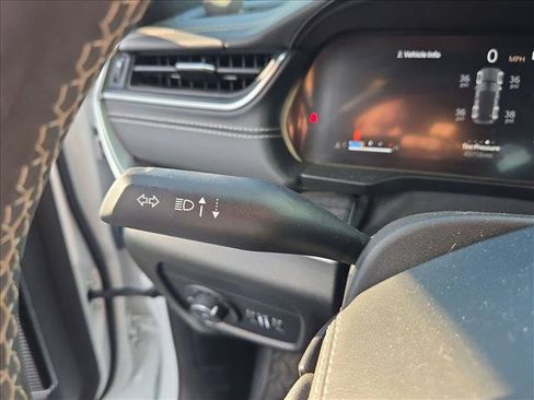 Used 2023 Jeep Grand Cherokee Overland AWD/4WD image 15