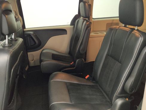 Used 2018 Dodge Grand Caravan SXT image 18