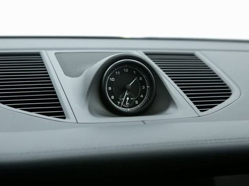 Certified 2025 Porsche Macan image 30