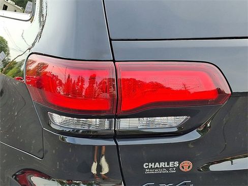 Used 2018 Jeep Grand Cherokee Altitude image 10
