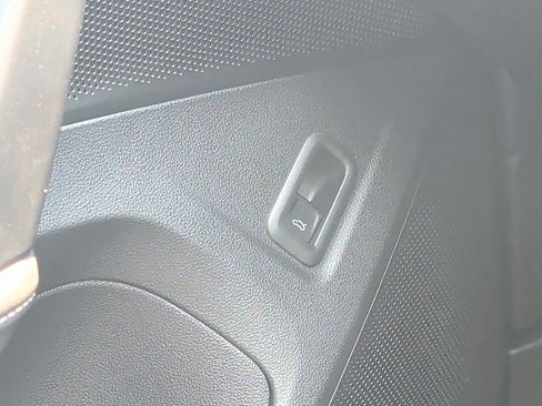 Certified 2025 Volkswagen Tiguan SE AWD/4WD image 30