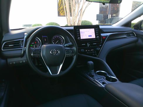 Used 2022 Toyota Camry LE image 31