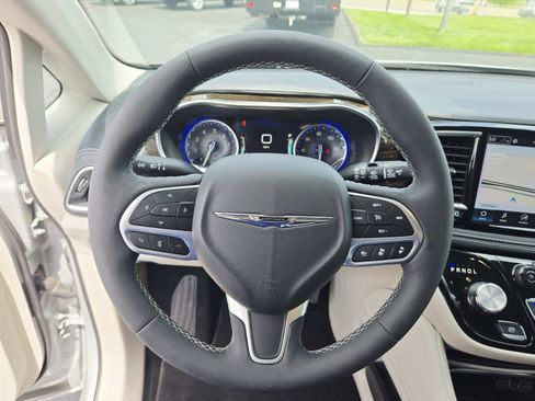 Used 2024 Chrysler Pacifica Limited image 23