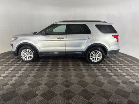 Used 2018 Ford Explorer XLT AWD/4WD image 10