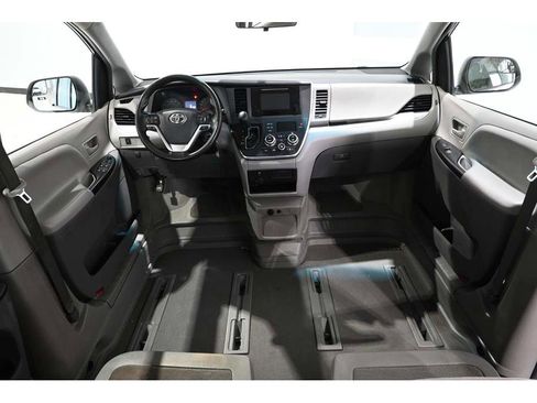 Used 2015 Toyota Sienna L image 21