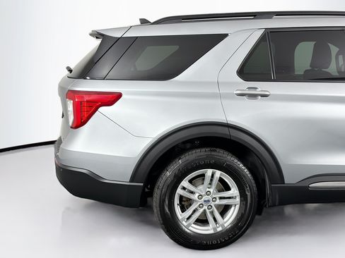 Used 2023 Ford Explorer XLT AWD/4WD image 47