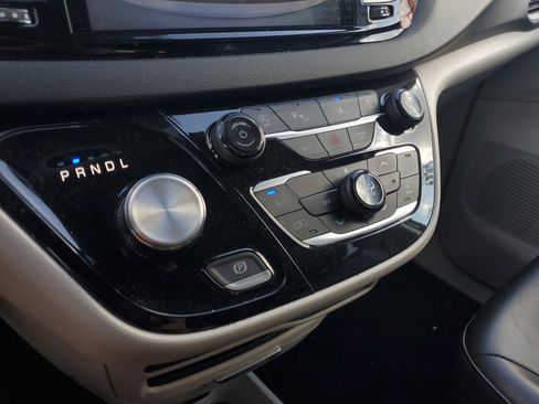 Used 2023 Chrysler Pacifica Touring-L image 28