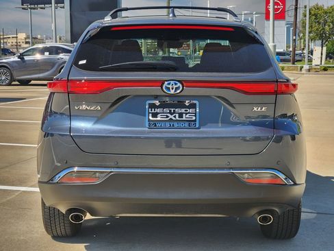 Used 2024 Toyota Venza XLE image 6