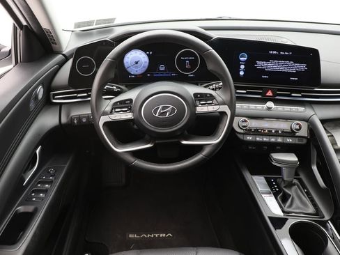 Used 2023 Hyundai Elantra Limited image 12