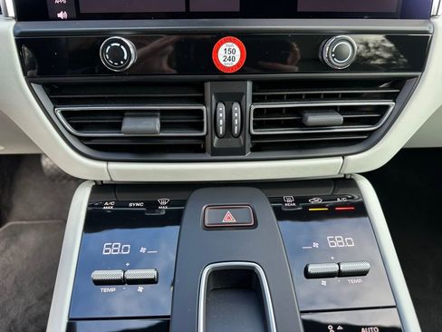 Used 2022 Porsche Macan image 26