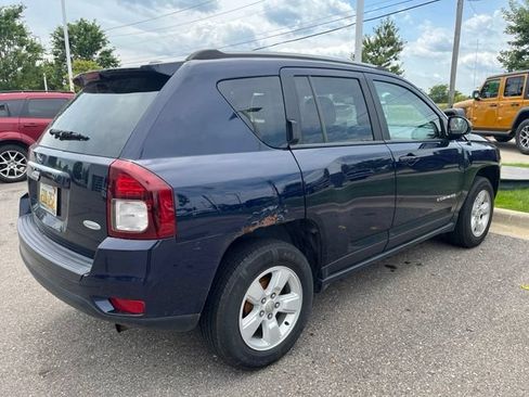 Used 2017 Jeep Compass Latitude FWD image 9