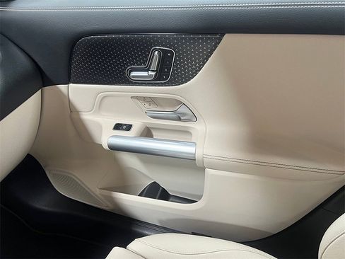 Used 2025 Mercedes-Benz GLA 250 4MATIC image 27