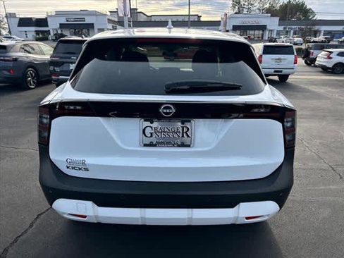 Used 2025 Nissan Kicks SV image 4