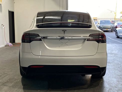 Used 2018 Tesla Model X 75D image 3