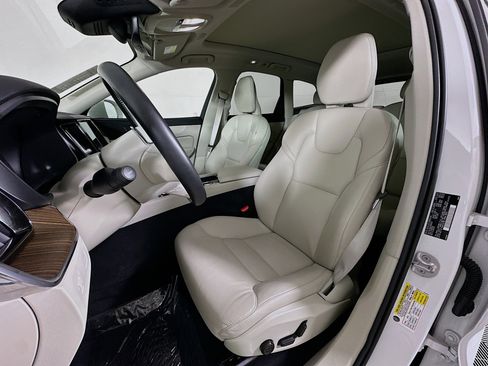 Used 2022 Volvo XC60 B5 Momentum image 12