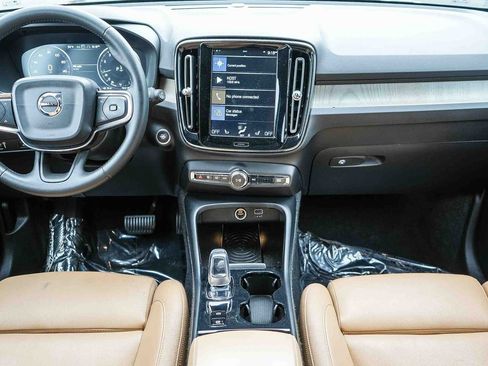Used 2019 Volvo XC40 T4 Inscription FWD image 12