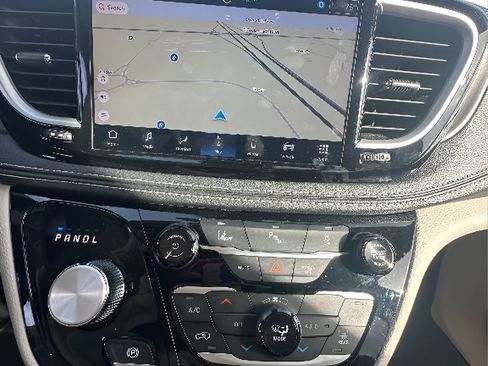 Used 2024 Chrysler Pacifica Select image 17