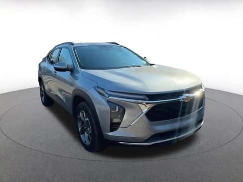 Used 2025 Chevrolet Trax LT image 3