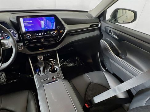 Certified 2024 Toyota Highlander XLE image 22