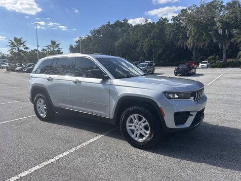 Used 2023 Jeep Grand Cherokee Laredo image 2