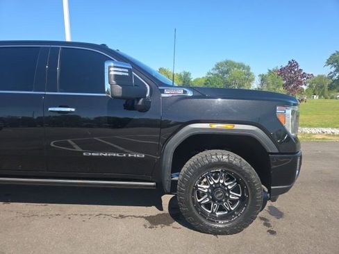 Used 2022 GMC Sierra 2500 Denali w/ Denali Black Diamond Edition AWD/4WD image 4