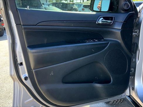 Used 2017 Jeep Grand Cherokee Laredo AWD/4WD image 24