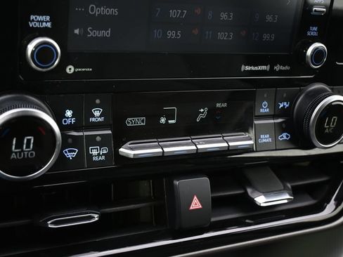 Used 2021 Toyota Highlander XLE AWD/4WD image 29
