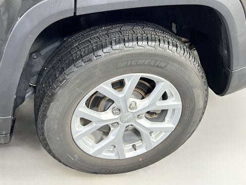 Used 2023 Jeep Grand Cherokee Limited AWD/4WD image 30