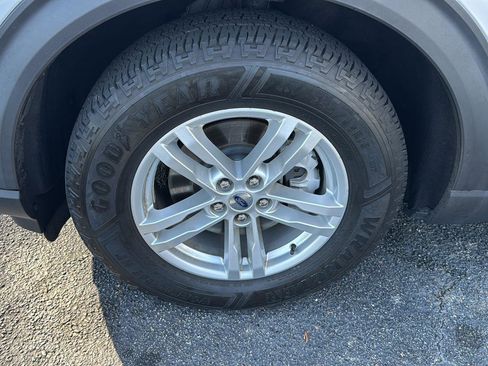 Used 2021 Ford Explorer XLT image 31