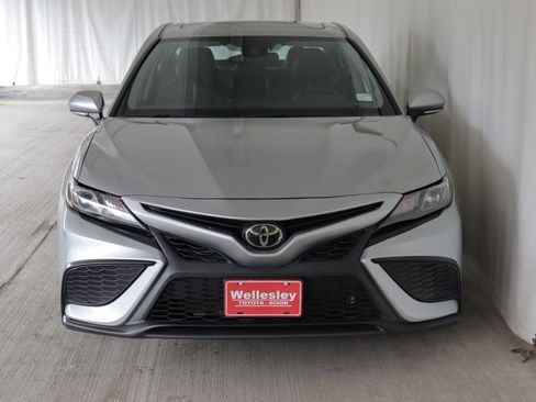 Used 2023 Toyota Camry SE image 4
